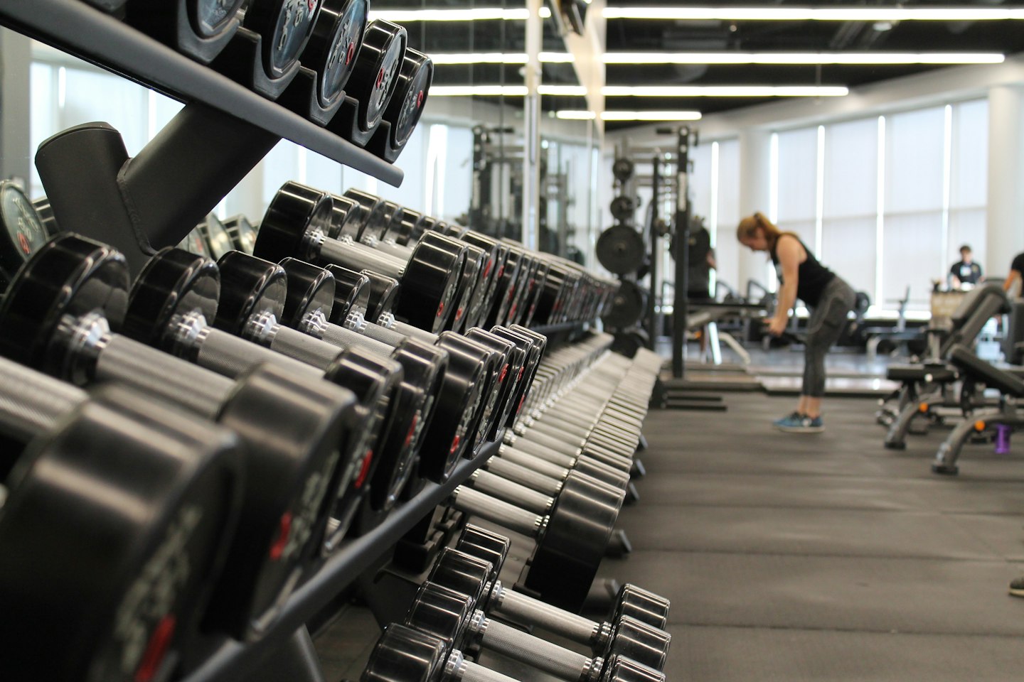 Espaço de academia com equipamentos de força e musculação