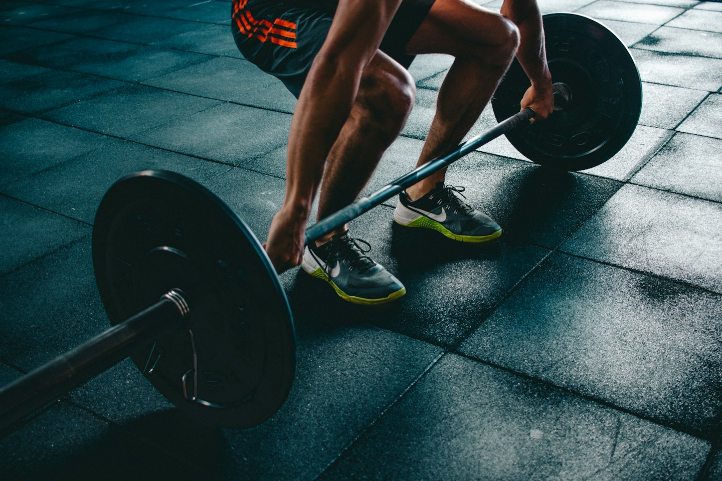 Atleta realizando exercício funcional com orientação de postura